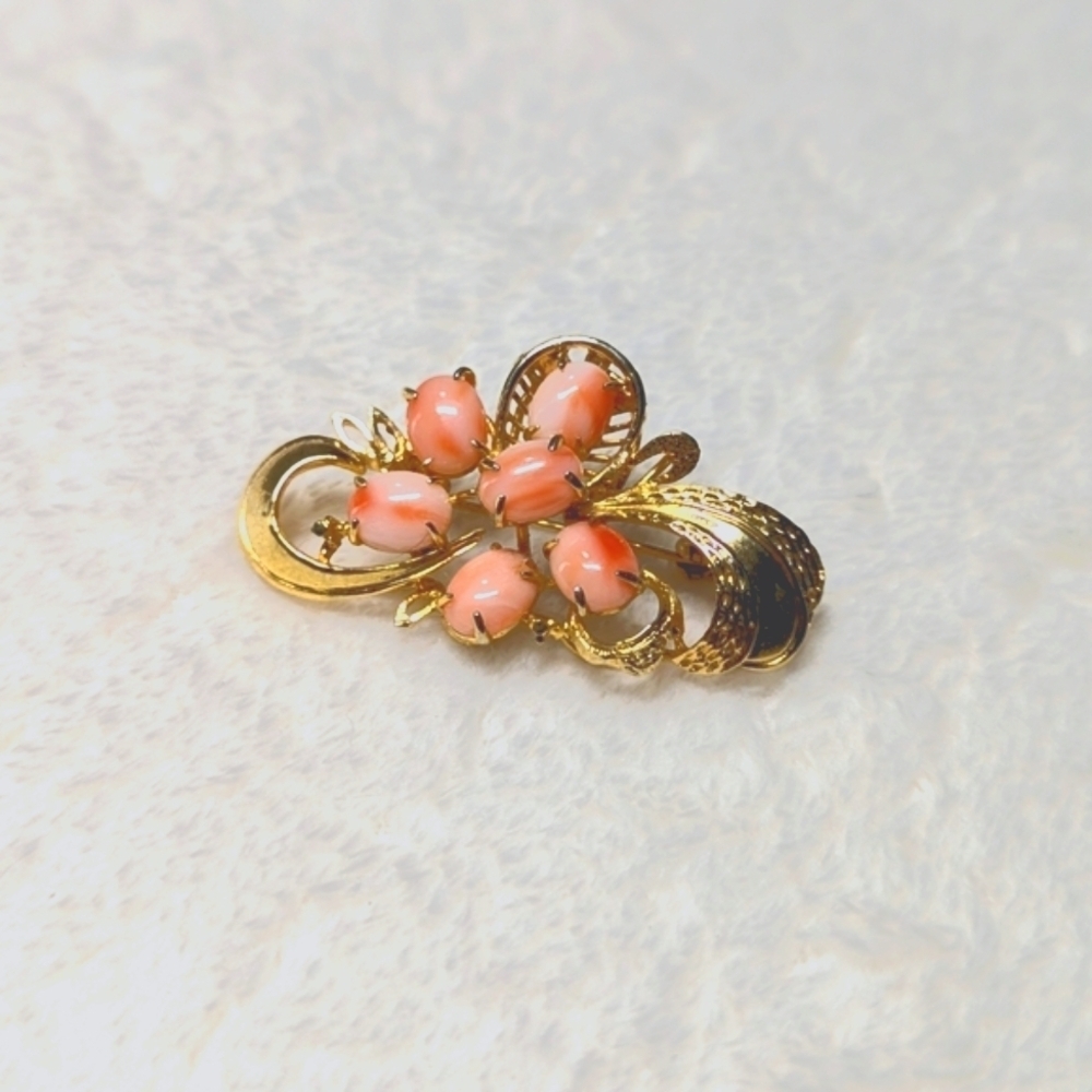 Vintage Goldtone and Faux Coral Cabochon Brooche - Picture 2 of 6